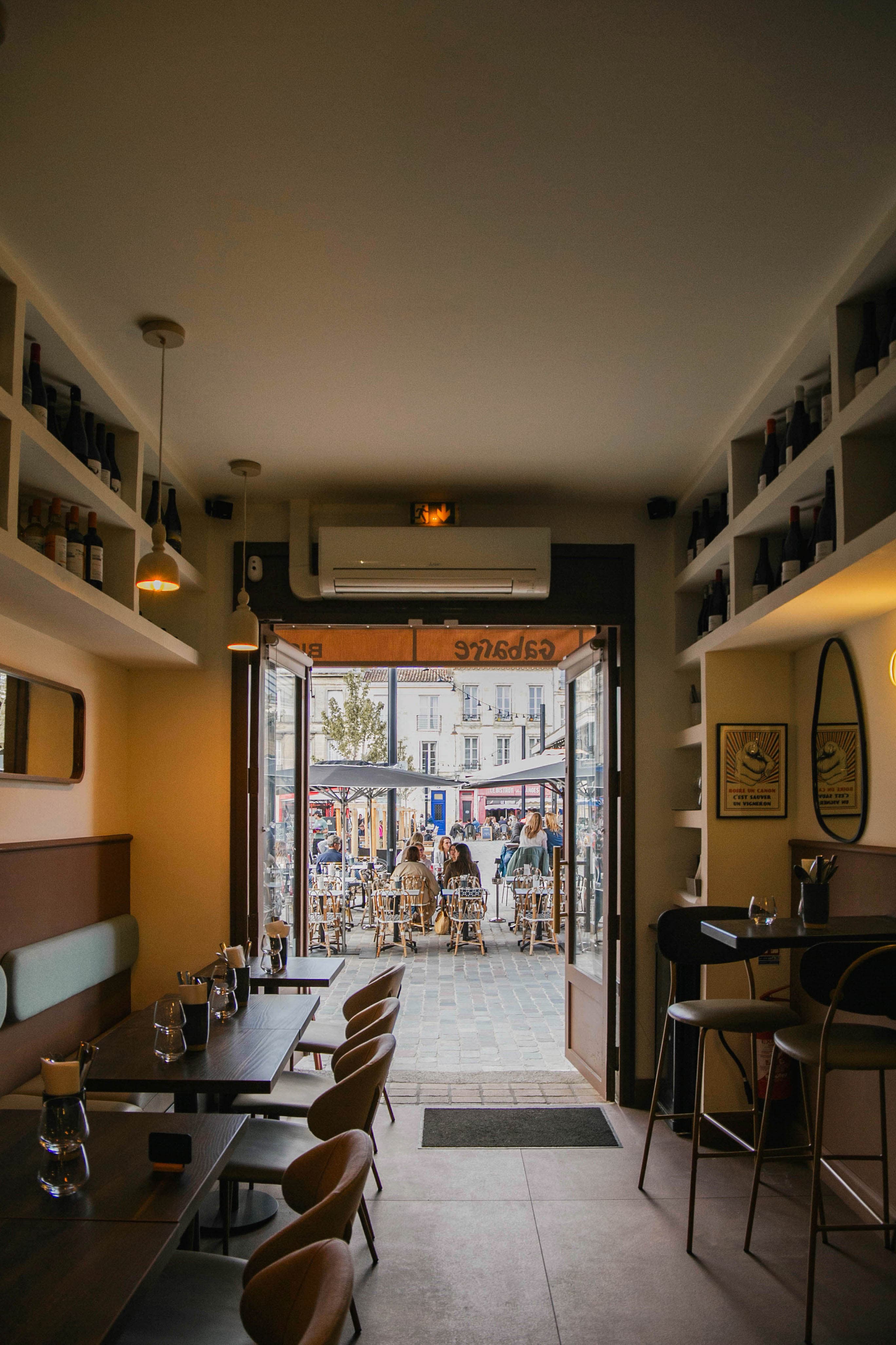 Intérieur du bistrot Gabarre vu depuis l'entrée